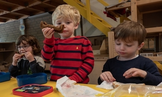 kinderen eten lunch